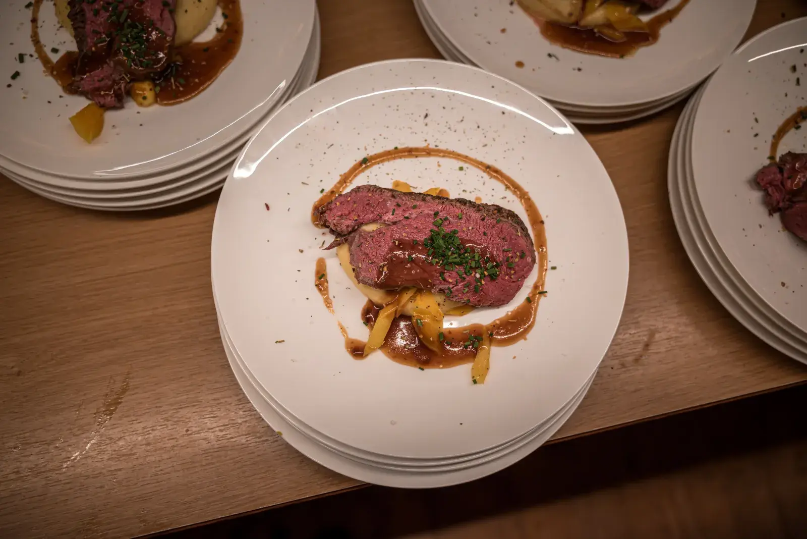 Rosa gebratenes Rinderfilet mit Kartoffelpüree und Jus, festliches Abendmenü der Stöttlalm in Tirol