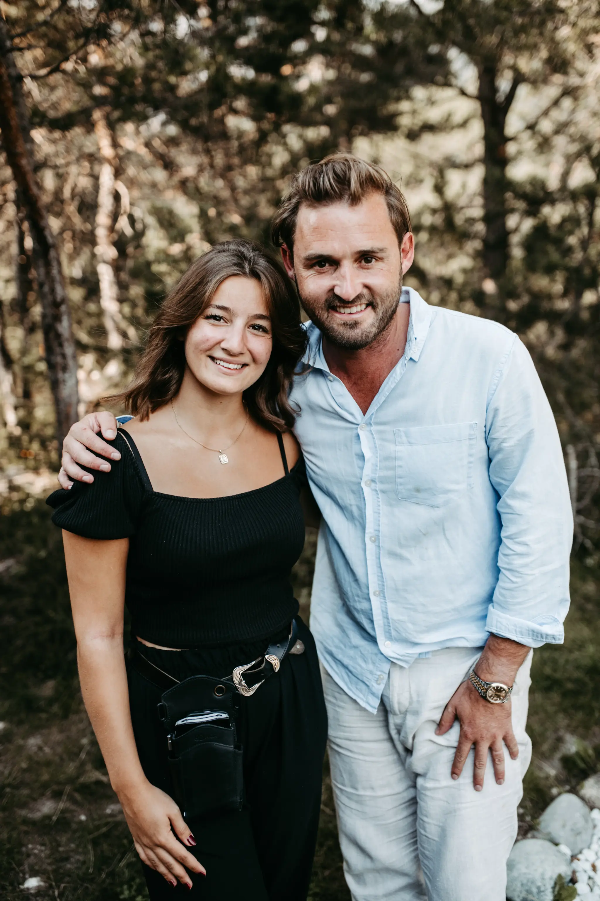 Lächelndes Team der Stöttlalm vor sommerlichem Bergwald am Mieminger Plateau in Tirol
